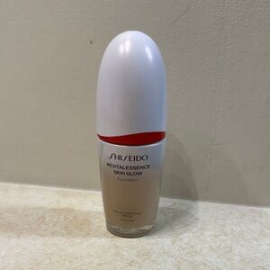 Shiseido Revitalessence Skin Glow Foundation - Silk 310